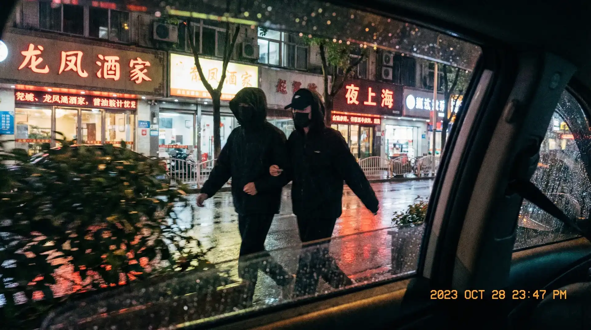 今日看料 - 今日吃瓜专题，网友热议每日更新 - 顶流明星深夜密会现场抓拍照片